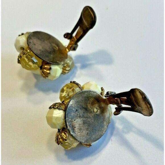 Vintage mid century clip on earrings retro beaded clusters creamy white & yellow - Picture 4 of 4